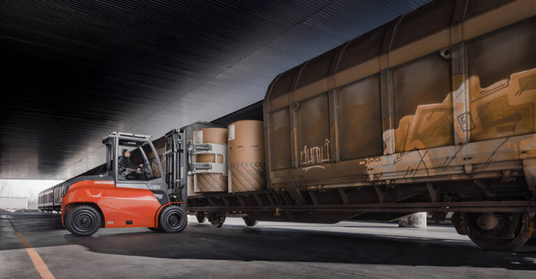 Toyota Traigo80 beladet einen Güterzug