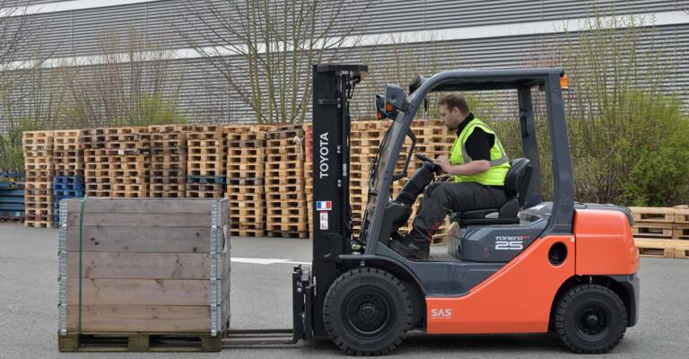 Driver practice picking up a pallet in a Tonero