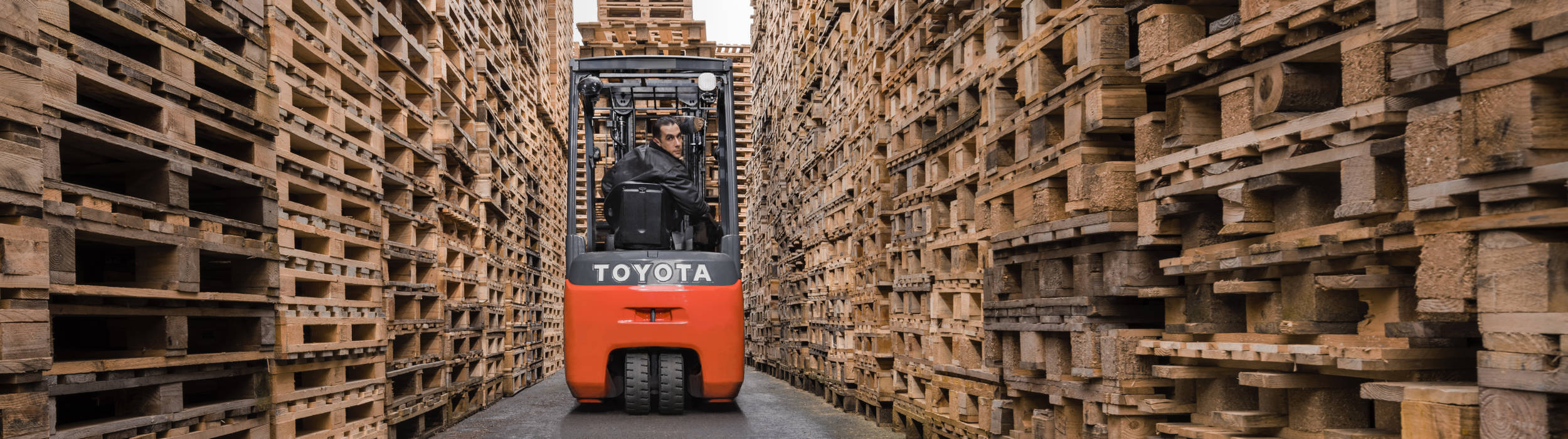 Toyota Material Handling: carrello in retromarcia tra pallet