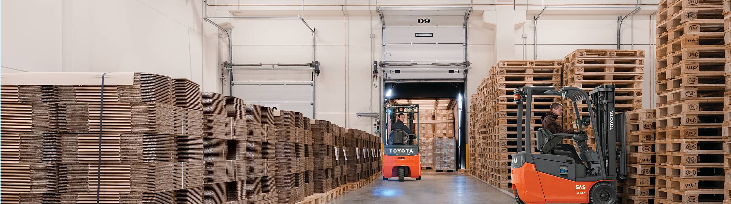 toyota traigo24 lifting pallets in warehouse