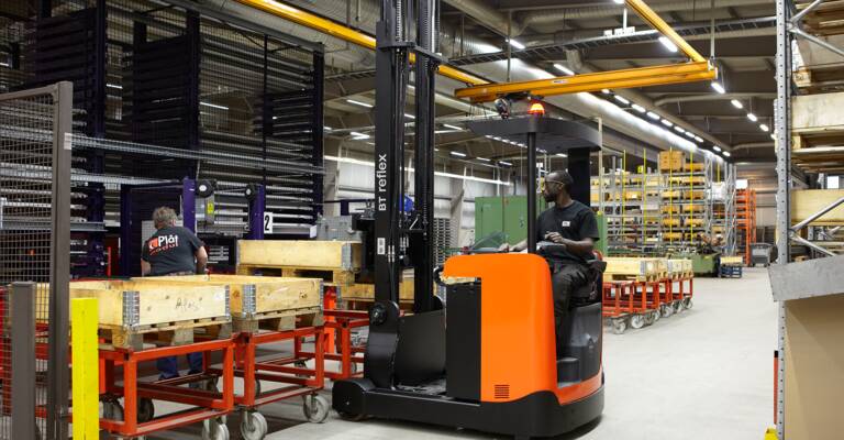 Toyota reach truck for basic stacking applications