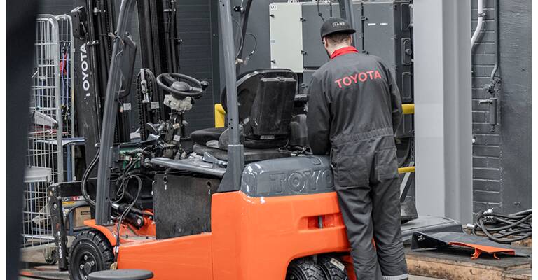 Käytetyn trukin kunnostus Toyota Material Handling Finlandin korjaamolla