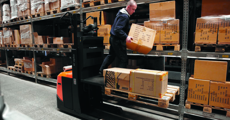 Semi-automated order picking in the warehouse