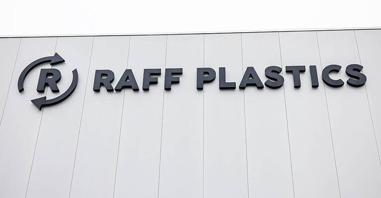 Logo Raff Plastics sur leur bâtiment à Houthulst