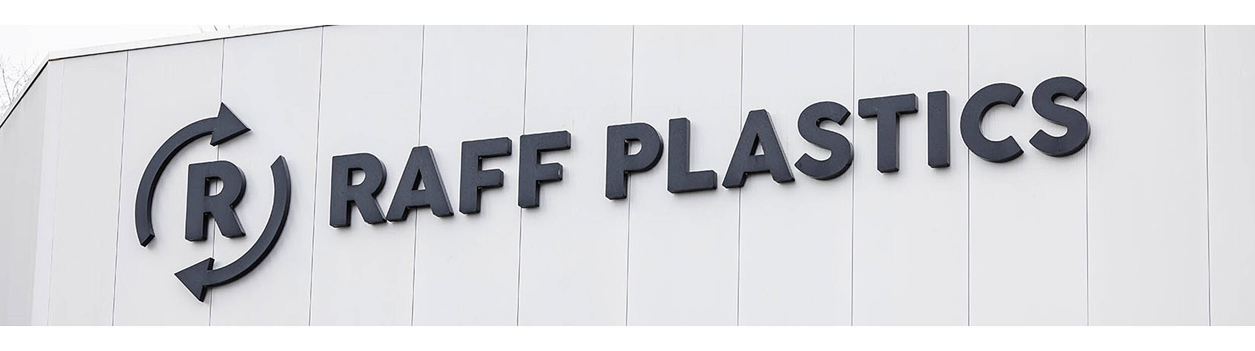 RAFF Plastics logo sur leur bâtiment