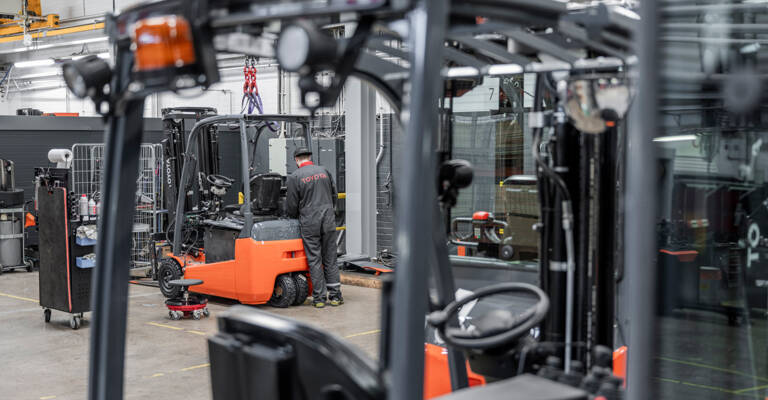 Käytetty Toyota-trukki Toyota Material Handling Finlandin korjaamolla