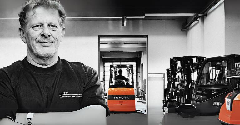 Smilende mennesker i Toyota truck fabrikk