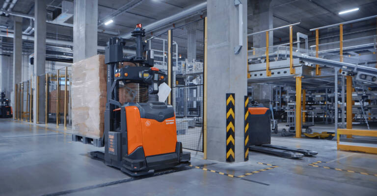 Long-distance transport of goods by Toyota automated stacker truck