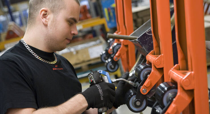 Toyota hand pallet truck productiVýroba ručních paletových vozíků Toyotaon